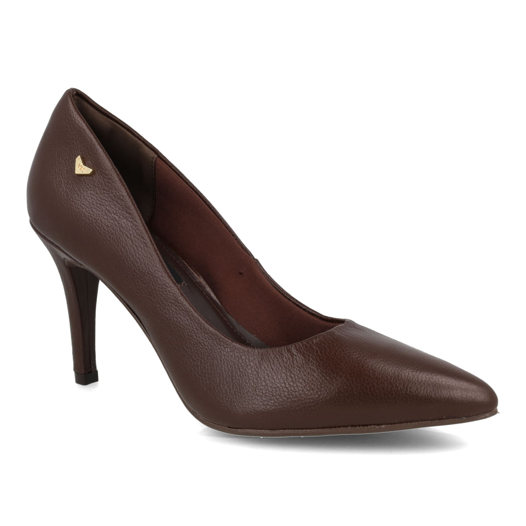 Scarpin Via Marte couro marrom com salto fino mostrando design sofisticado